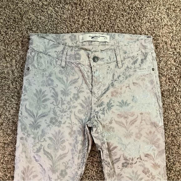 Abercrombie and Fitch Floral Foil Slim Jeans Size 0 Gray / Silver - Picture 7 of 9